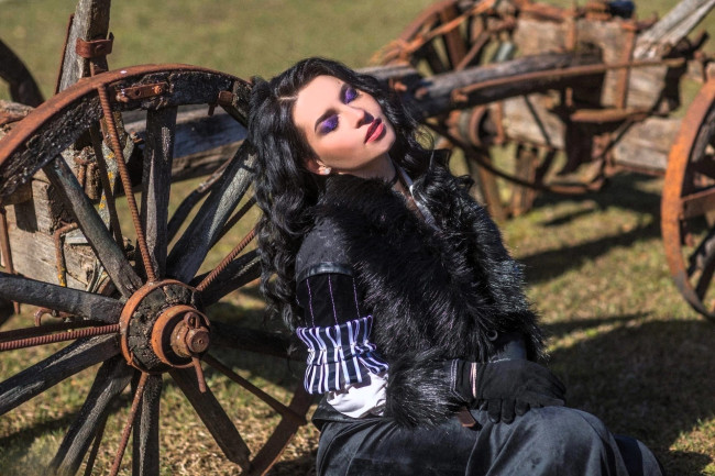 Обои картинки фото девушки, анна шаховская, образ, косплей, наряд, мех, перчатки, телега