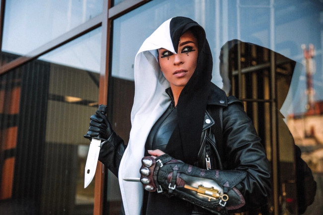 Обои картинки фото девушки, анна шаховская, образ, косплей, костюм, наряд, ассасин, оружие, капюшон, здание, окно