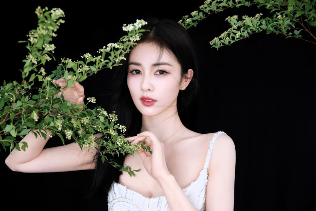 Обои картинки фото bai lu, девушки, - азиатки, брюнетка, азиатка, платье, ветки, цветение