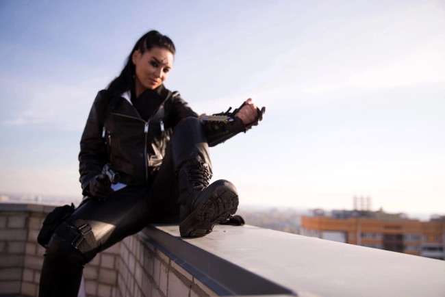 Обои картинки фото девушки, анна шаховская, образ, косплей, костюм, наряд, ассасин, куртка, крыша