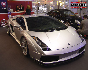 Картинка автомобили выставки уличные фото