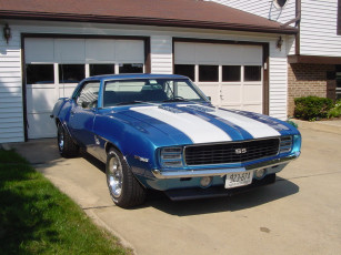 Картинка автомобили выставки уличные фото