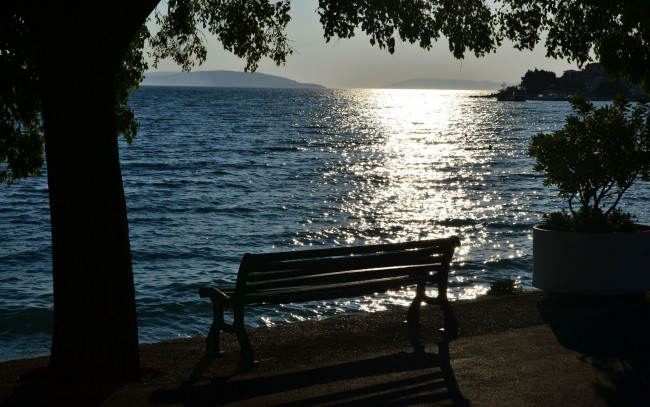 Обои картинки фото природа, восходы, закаты, закат, горы, озеро, скамейка