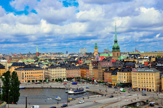Обои картинки фото города, стокгольм, швеция, дома, вода, облака, шпиль