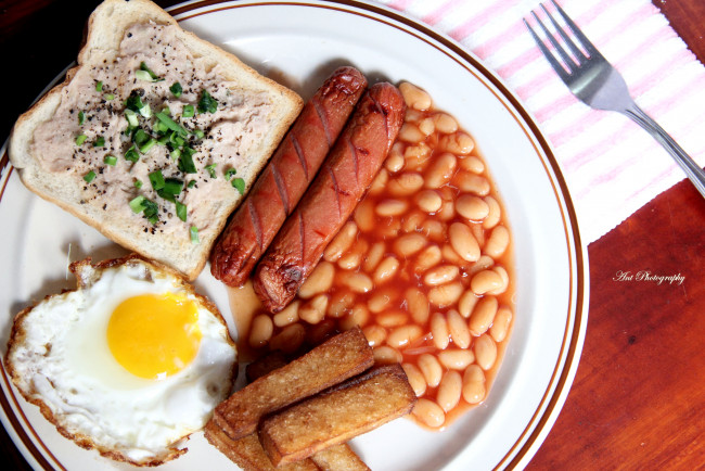 Обои картинки фото еда, разное, хлеб, яйцо, сосиски, фасоль