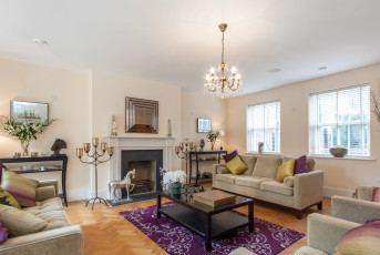 Картинка интерьер гостиная люстра диваны камин