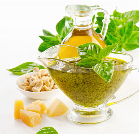 Обои картинки фото еда, разное, greens, olive, oil, зелень, орешки, сыр, оливковый, соус, оливковое, масло, sauce, nuts, cheese