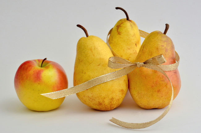 Обои картинки фото еда, фрукты,  ягоды, лента, яблоко, груши