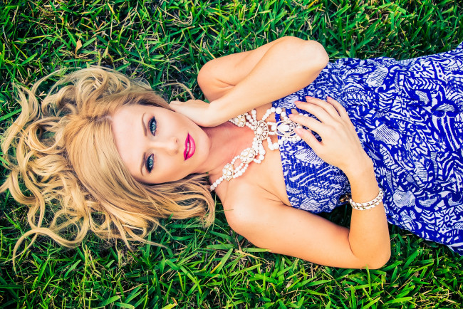 Обои картинки фото aida ridic, девушки, украшения, взгляд, трава, ожерелье, aida, ridic