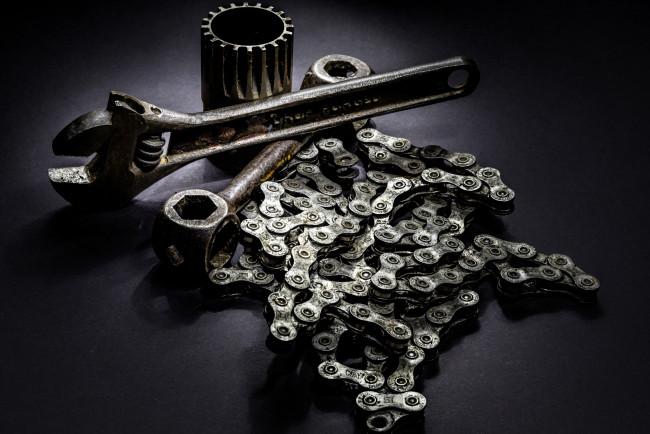 Обои картинки фото разное, строительные инструменты,  запчасти,  механизмы, цепь, ключи