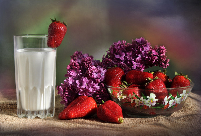 Обои картинки фото еда, разное, молоко, сирень, клубника