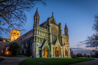 Картинка st+albans+cathedral+at+sundown города -+католические+соборы +костелы +аббатства собор