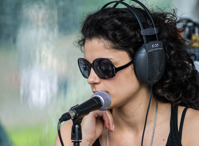 Обои картинки фото девушки, -unsort , лица,  портреты, микрофон, наушники