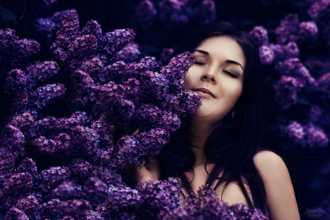 Обои картинки фото девушки, -unsort , лица,  портреты, девушка, круглолицая, брюнетка, довольная, сирень, весна