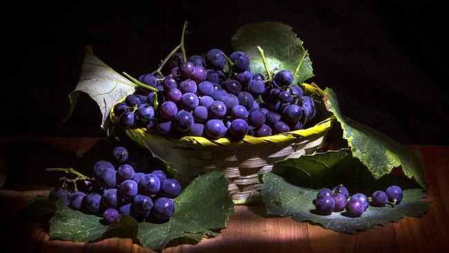 Обои картинки фото еда, виноград, ягоды, корзинка