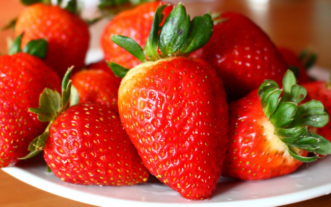 Обои картинки фото еда, клубника,  земляника, ягоды, спелая
