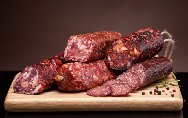 Обои картинки фото еда, колбасные изделия, ассорти, копченая, колбаса
