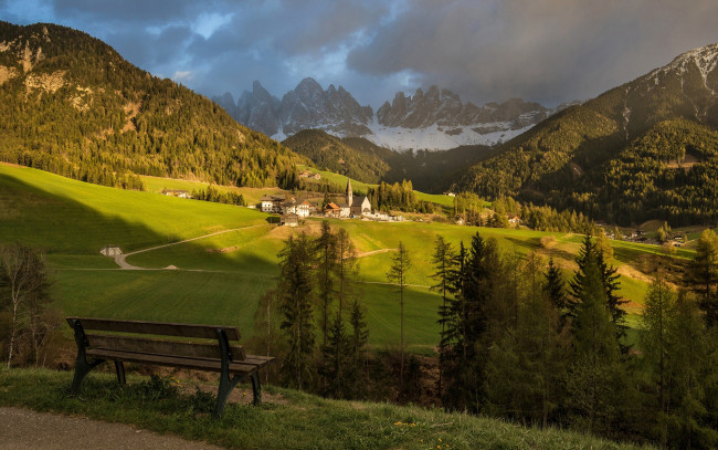Обои картинки фото города, - пейзажи, funes, луга, домики, панорама, италия, альпы, поля, вид, скалы, тучи, скамейка, горы, деревья, облака, солнце, лес
