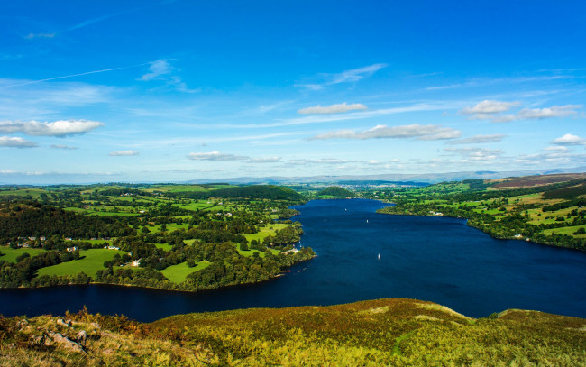 Обои картинки фото природа, реки, озера, деревья, облака, панорама, небо, англия, howtown, зелень, возвышенность, поля, река