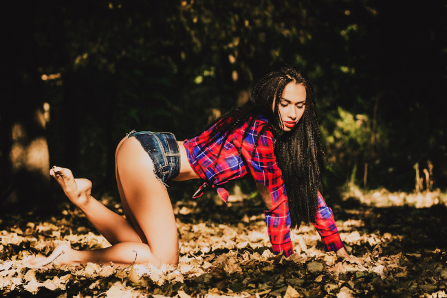 Обои картинки фото девушки, -unsort , брюнетки,  шатенки, шорты, рубашка