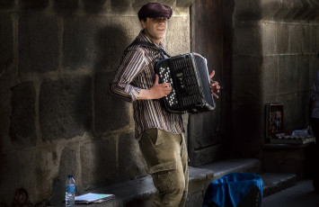 Картинка музыка -другое взгляд мужчина баян кепка