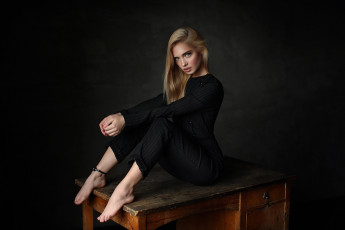 Картинка девушки -unsort+ блондинки +светловолосые босиком блондинка стол простой фон женщины модель в помещении костюм