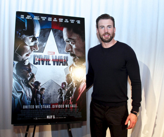 Обои картинки фото мужчины, chris evans, усы, бородка