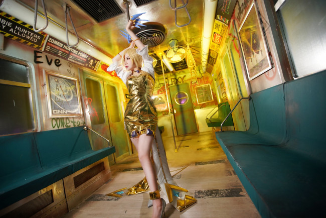 Обои картинки фото девушки, - креатив,  косплей, блондинка, когти, фалды, вагон, метро, плакаты, граффити