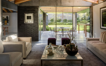 Картинка интерьер гостиная диван кресла журнальный столик