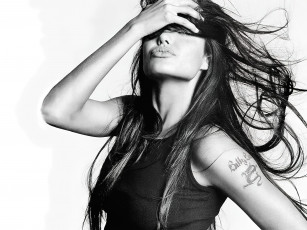 Картинка девушки angelina+jolie актриса черно-белая футболка тату