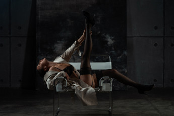 Картинка девушка+-+girl девушки -+брюнетки +шатенки девушка женщина брюнетка темноволосая сексуальная модель звезда позирует разная обувь верхняя стильная одежда нижнее эротическое бельё трусы лифчик колготки чулки аксессуары макияж и множество элементов на фотографии