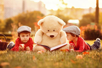 Картинка разное дети мальчики мишка книга пикник лужайка