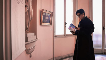 Картинка мужчины xiao+zhan актер пальто журнал музей картина статуя