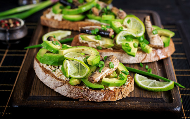Обои картинки фото еда, бутерброды,  гамбургеры,  канапе, хлеб, авокадо, лайм, рыба