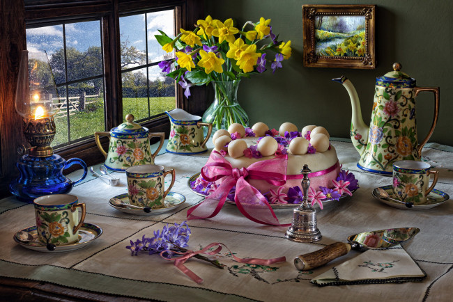 Обои картинки фото еда, натюрморт, букет, лампа, колокольчик, кофейный, сервиз, торт