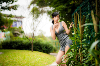 Картинка девушки -+азиатки брюнетка платье забор