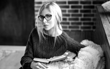 Картинка девушки -+черно-белые черно-белая блондинка очки свитер книга