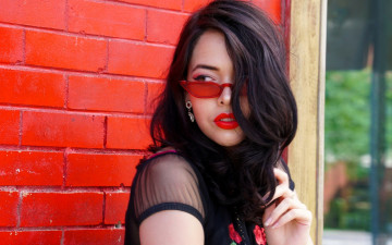 Картинка девушки -+лица +портреты шатенка очки лицо стена