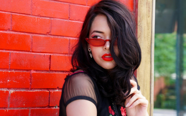 Обои картинки фото девушки, - лица,  портреты, шатенка, очки, лицо, стена