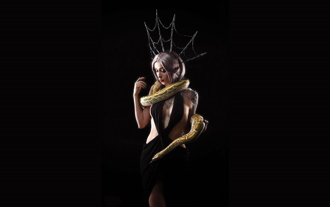 Обои картинки фото девушки, - креатив,  косплей, образ, косплей, наряд, корона, змея