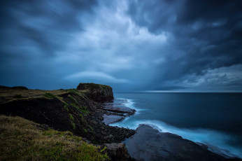 Картинка природа побережье море пляж камни скалы тучи