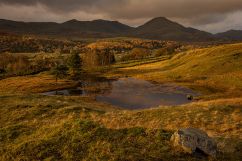 Картинка природа пейзажи небо камень осень деревья трава озеро горы