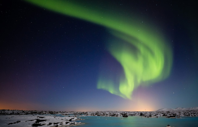 Обои картинки фото природа, северное сияние, северное, сияние, звезды, небо, ночь, зима, снег, камни, берег, море