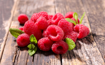 Картинка еда малина крупный план ягоды доски листочки