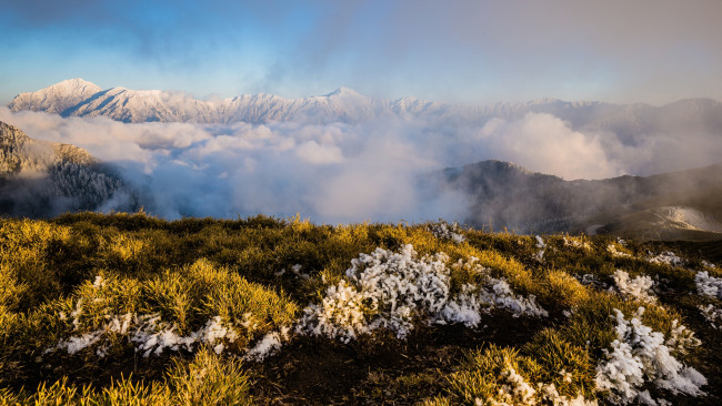 Обои картинки фото природа, горы, пейзаж, трава, небо, вид, вершины, снежные, туман, снег, свет, высота, осень, растительность, дымка, обзор, освещение, холм, иней, зима, холод, красота, кустики, утро