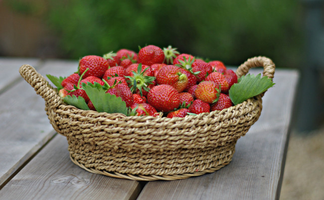 Обои картинки фото еда, клубника,  земляника, вкусная, сочная, спелая, ягода