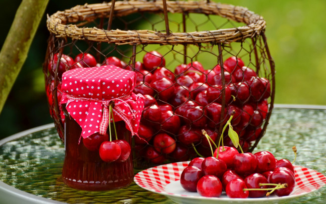 Обои картинки фото еда, вишня,  черешня, много, стол, изобилие, ткань, банка, корзинка, черешня, урожай, сладость, баночка, алый, десерт, тарелка, композиция, сетка, корзина, ягоды, заготовка, сочно, варенье, красный, зеленый, фон, блюдце, вкусно