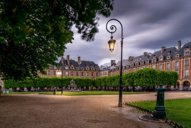 Обои картинки фото города, париж , франция, площадь, paris, фонтан, париж, фонарь, france, вогезов, здания, place, des, vosges