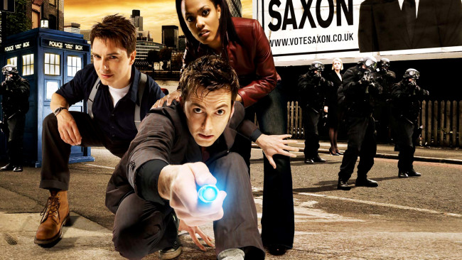 Обои картинки фото кино фильмы, doctor who, плакат, фонарик, полиция