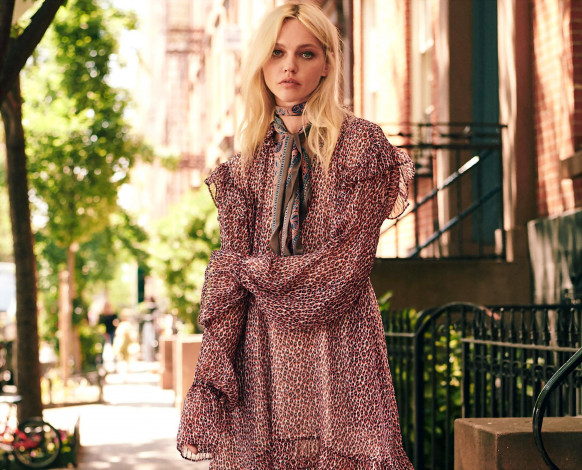 Обои картинки фото девушки, саша пивоварова, модель, блондинка, платье, улица